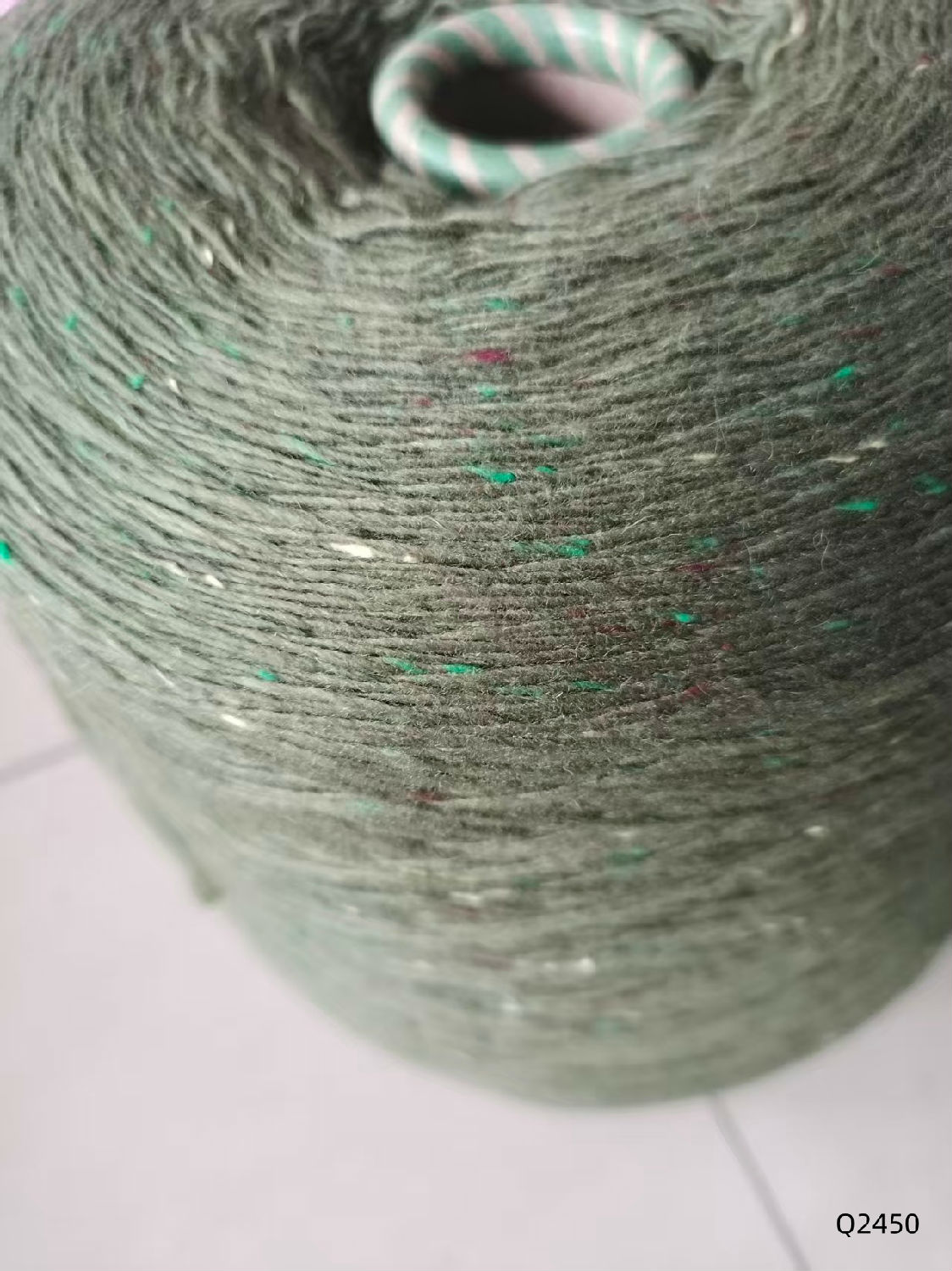 7.5支Q2450錦綸70/羊毛30軍綠色彩點紗