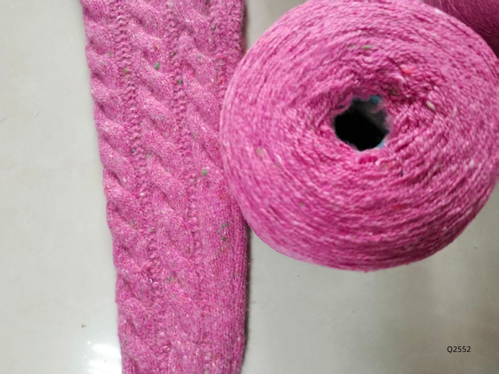 羊絨8.5公支合股Q2552玫紅色彩點(diǎn)紗